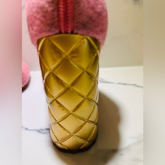 CHANEL PINK CHINE FELT AND GOLD QUILTED HEEL ANKLE BOOTS - Picture 5 of 12